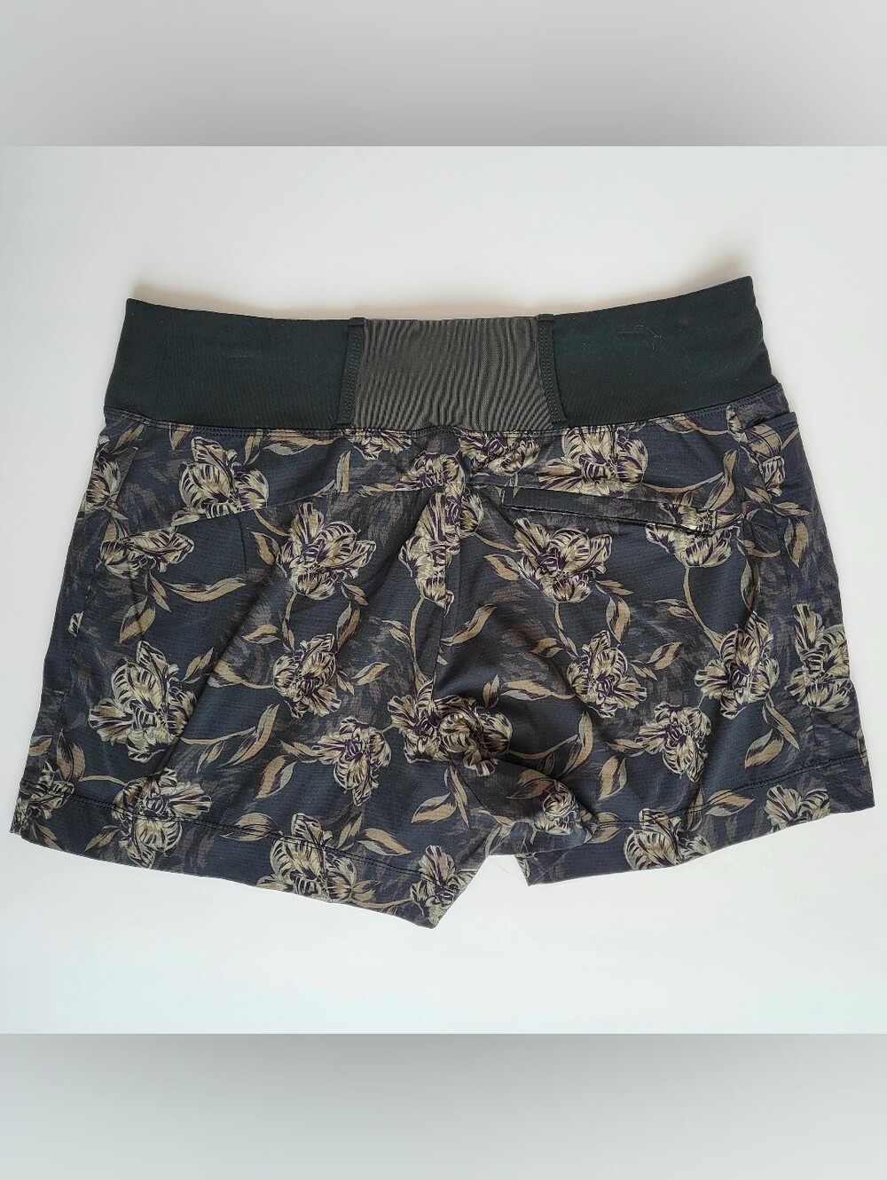 Athleta Trekkie North Printed Shorts Size 14 Olive Floral Athletic 3.5" Inseam